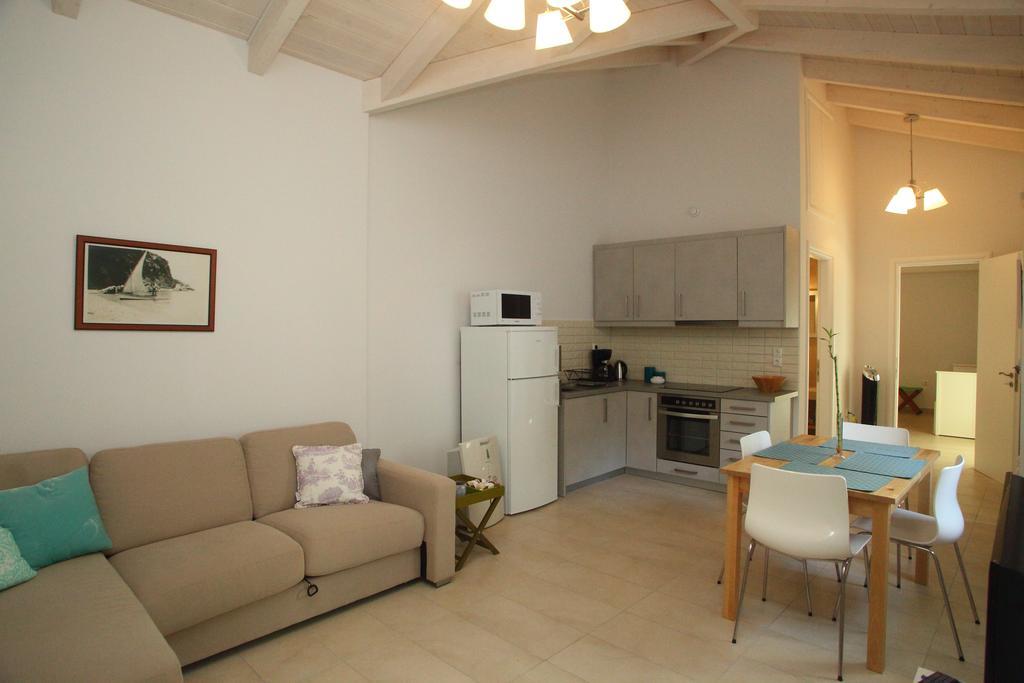 Wild Sea Apartments Ayios Nikitas Ruang foto